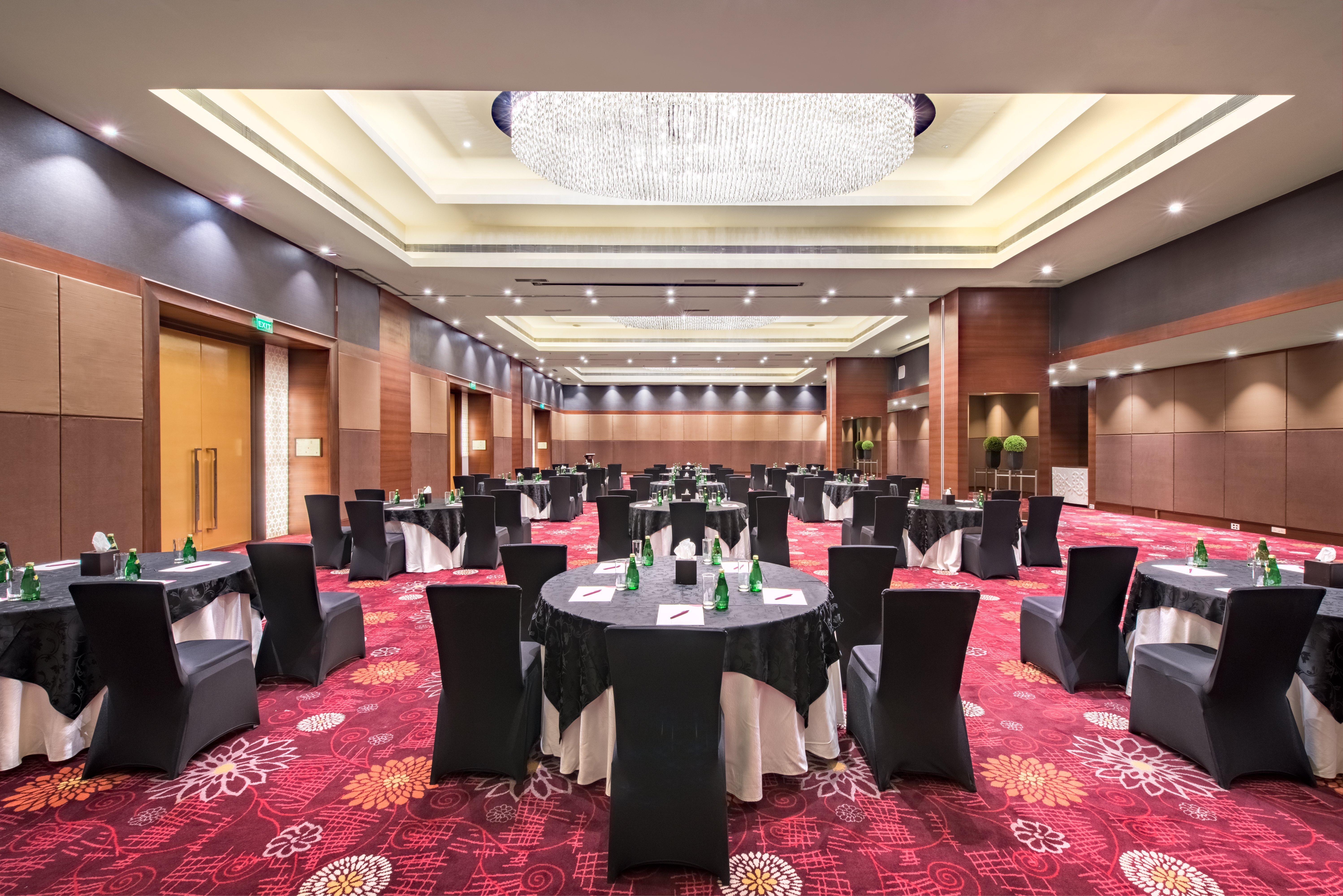 Crowne Plaza Ahmedabad City Centre By Ihg מראה חיצוני תמונה