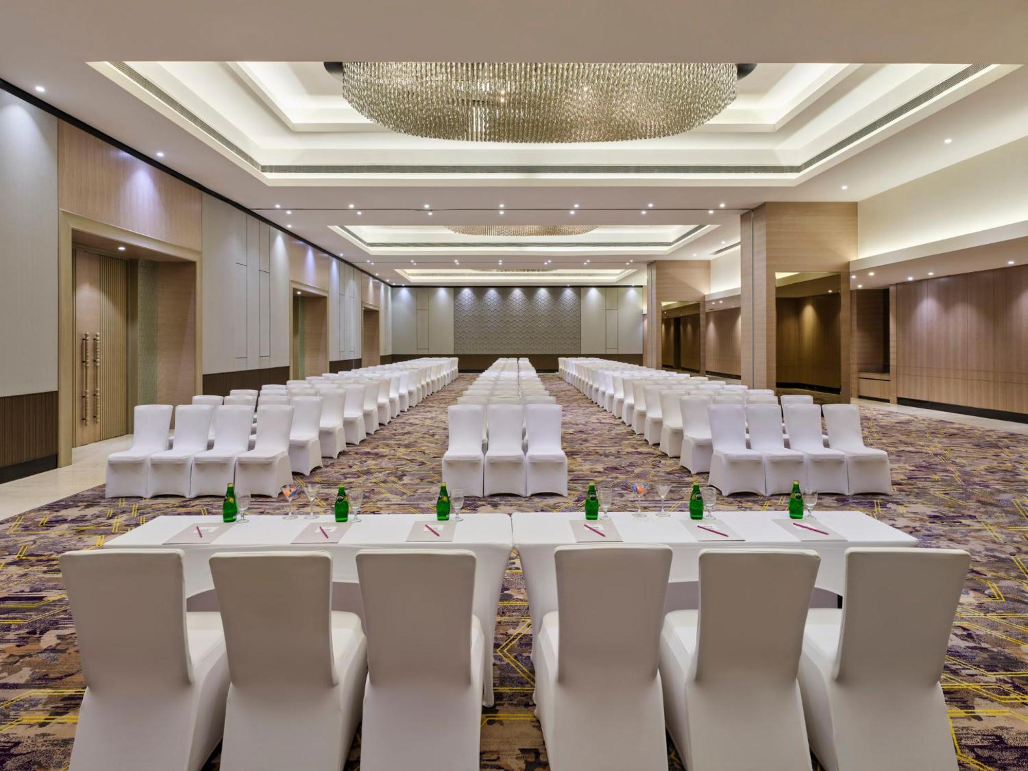 Crowne Plaza Ahmedabad City Centre By Ihg מראה חיצוני תמונה