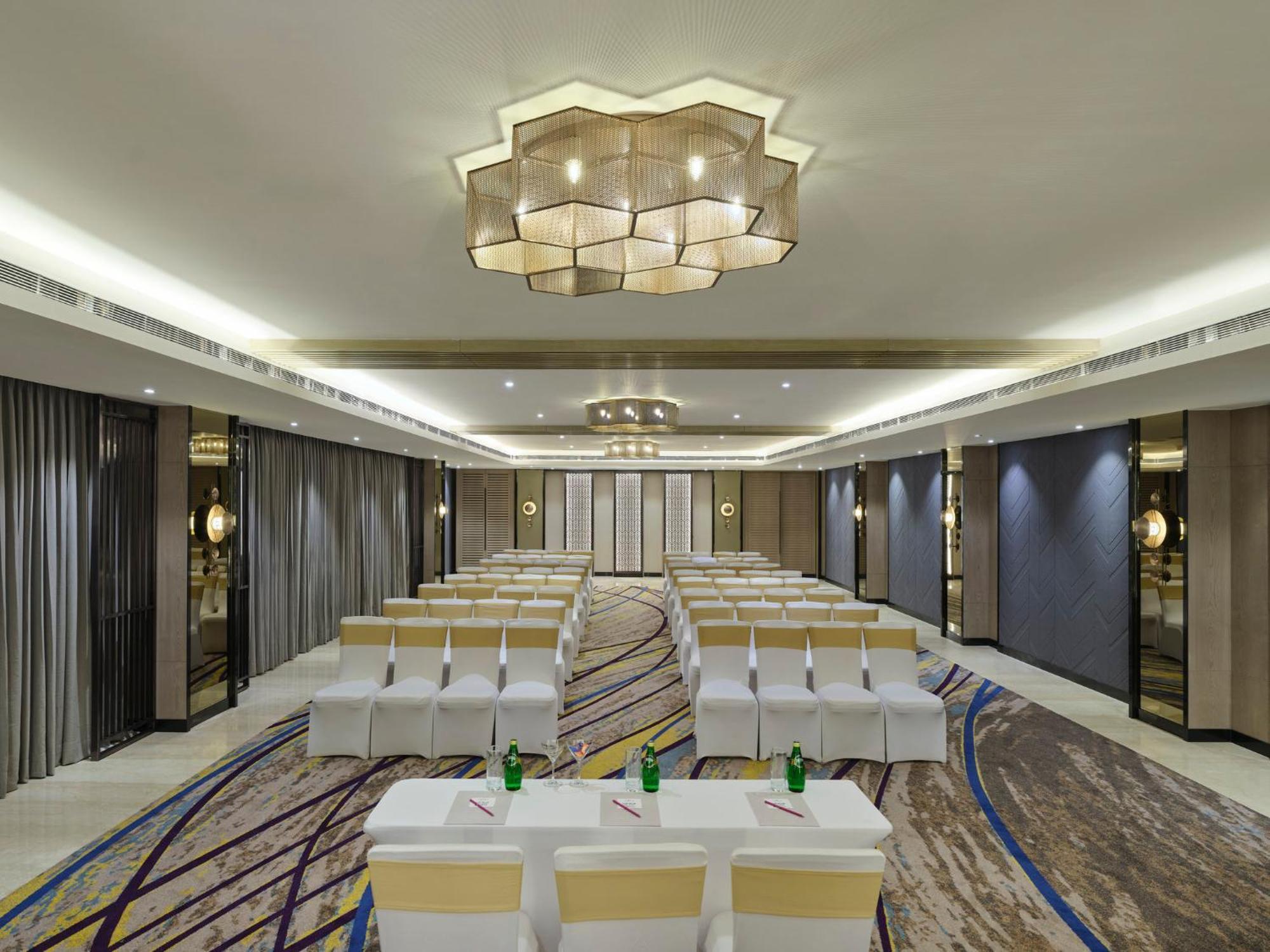 Crowne Plaza Ahmedabad City Centre By Ihg מראה חיצוני תמונה