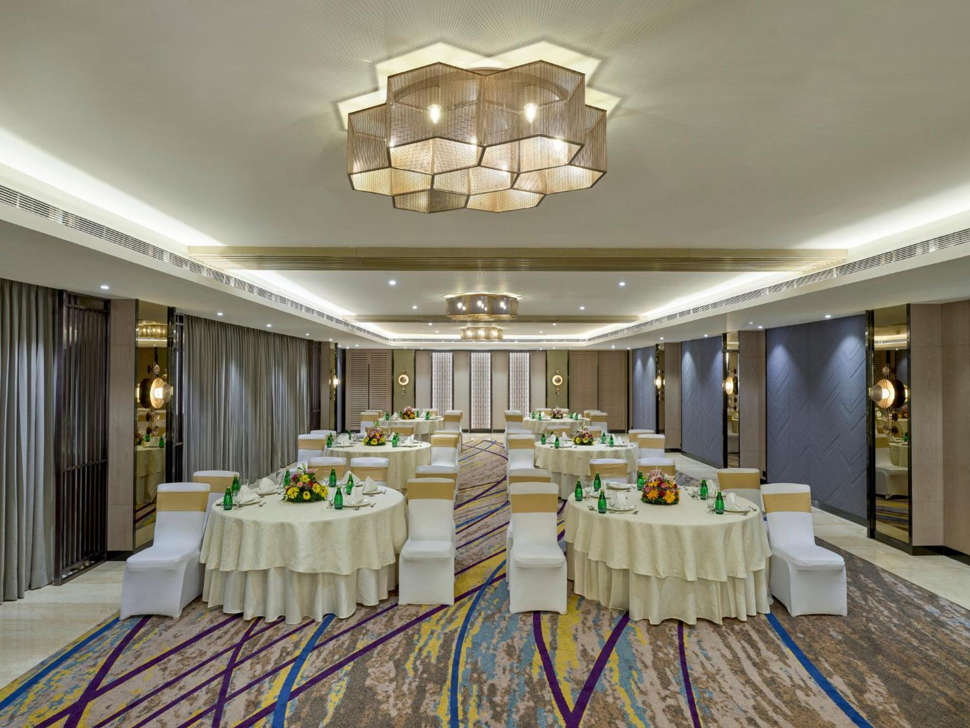 Crowne Plaza Ahmedabad City Centre By Ihg מראה חיצוני תמונה