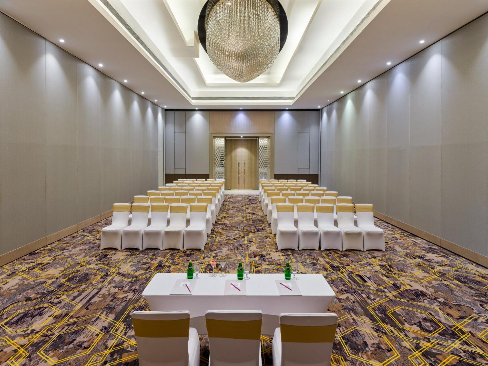 Crowne Plaza Ahmedabad City Centre By Ihg מראה חיצוני תמונה