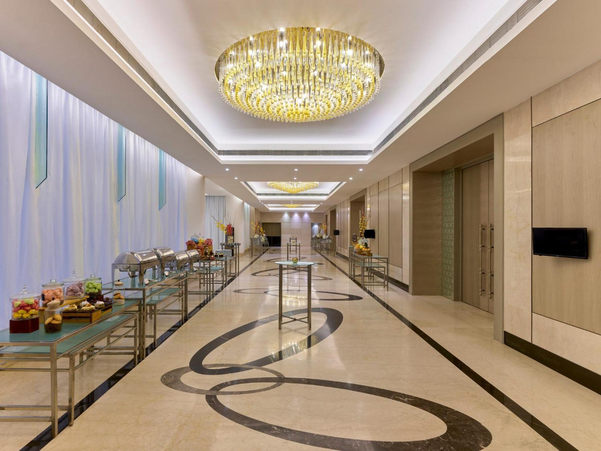 Crowne Plaza Ahmedabad City Centre By Ihg מראה חיצוני תמונה